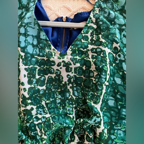 Jennifer Lopez Sleek Green Patterned Large Tiered Sleeve Blouse Women’s size S - Picture 15 of 15